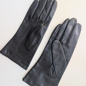 Danier Elegant Black Leather Gloves
